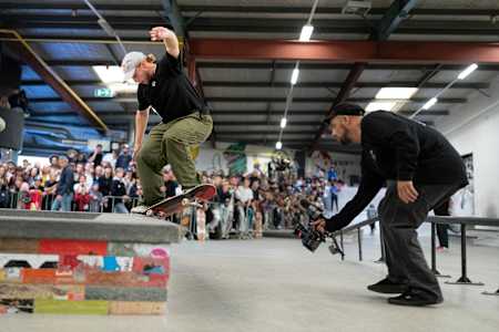 Jamie Foy e seu fakie crooked grind kick flip out em tour por Amsterdam