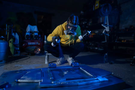 Le youtubeur bricoleur Henri Hihacks en pleine création du planeur de Fortnite.