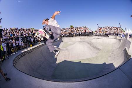 Alex Sorgente mit einem Madonna hoch über dem Deep End. Im Hintergrund des Parks sind vollbesetzte Tribünen zu sehen.