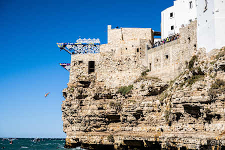 James Lichtenstein dives from 27m in Italy