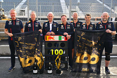Foto zeigt das Red Bull Racing Team nach dem 100. Sieg in der Formel 1 im Rahmen des Großen Preis von Kanada 2023. 