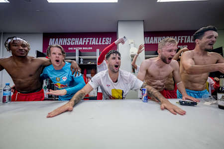 Kabinenfeierei mit Leipzigs Mohamed Simakan, Oerjan Nyland, Dominik Szoboszlai, Konrad Laimer und Janis Blaswich.