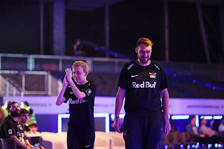 Anders Vejrgang und Coach Daniel Fehr von RBLZ Gaming auf dem Weg zur Stage.