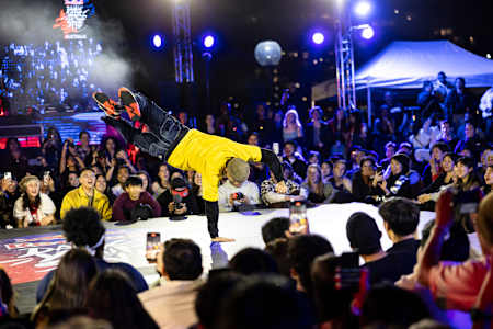 Popping dancer Jiggy Jaya on the floor at Red Bull Dance Your Style 2023.