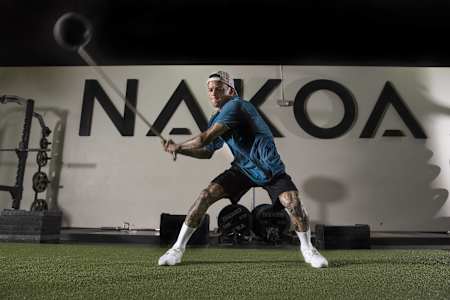 Ryan Sheckler beim Training. Er schwingt mit vollem Körpereinsatz eine Schnur, an der ein Ball hängt.