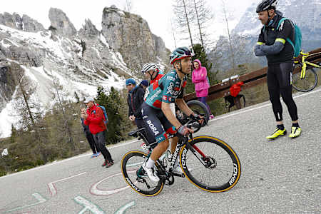 Ein Radprofi von BORA-hansgrohe fährt den Berg hoch.