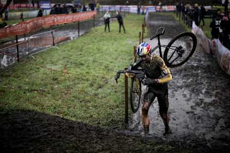 Wout Van Aert cyclo-cross in extreem modderige omstandigheden bij Exact Cross Essen, België in 2023