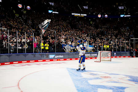 Der Ex-Münchner JJ Peterka (Buffalo Sabres) macht nach dem SAP Garden Opening Game die Welle mit der Kurve.