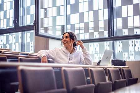La streameuse et joueuse pro Loupiote en mode étudiante, en Sciences politiques.