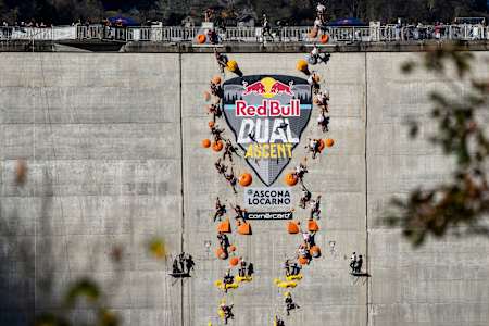 Альберто Гінес Лопес долає скелелазний маршрут на дамбі Верзаска під час півфіналу Red Bull Dual Ascent у Швейцарії, 2024 рік.