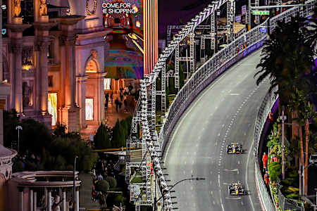 Max Verstappen verseny közben a 2024-es Las Vegas-i  Nagydíjon