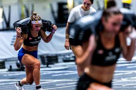 Ida Mathilde Steensgaard working through the lunges during the Elite 15 Hyrox Major in Hong Kong