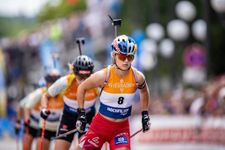 La biathlète autrichienne Anna Gandler mène son équipe lors d'une épreuve de biathlon.