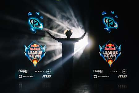 Le joueur Caliste de la Karmine Corp entre sur la scène du Red Bull League of its Own 2024 à Paris.