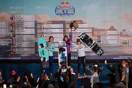 П'єдестал жіночого дивізіону (зліва направо Зара Хугенраад, Франческа Майні, Піппа Ван Ієрсел) під час другого дня змагань Red Bull King Of The Air у Кейптауні, Південна Африка. 8 грудня 2024 року. 