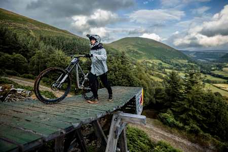 Kyle Strait takes a last look at the iconic road gap at Hardline Wales 2022