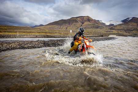 Vanessa Ruck mit ihrem Bike in einem Fluss Islands
