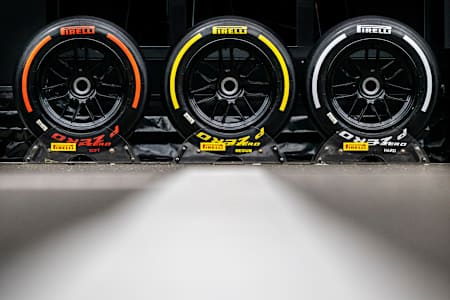 ソフトタイヤ(赤)、ミディアムタイヤ(黄)、ハードタイヤ(白)