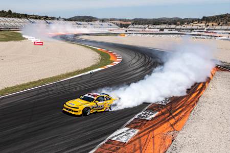 Клінт ван Оорт з Нідерландів виступає під час кваліфікаційного раунду Drift Masters у Валенсії, Іспанія, 23 квітня 2024 року.