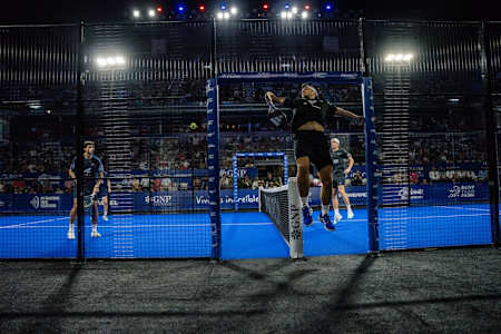 اللعب برا الملعب