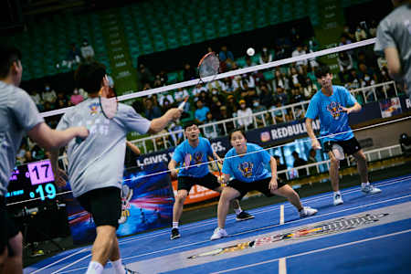 Des joueurs s'affrontent lors d'un match de Badminton à 3.