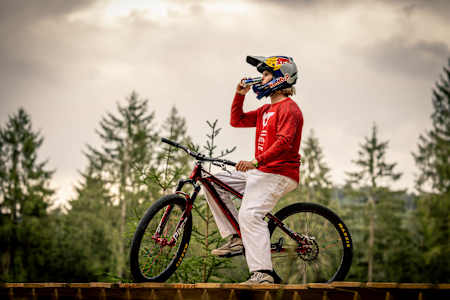 2024 fährt Erik Fedko mit einem Red Bull Mountainbike im Bikepark Green Hill in Deutschland für das Projekt "Above The Trees"