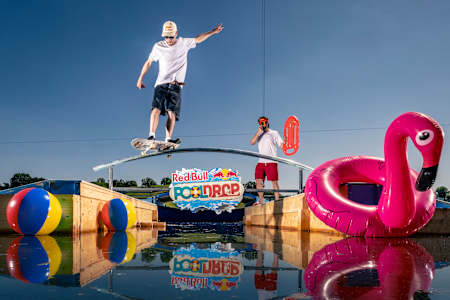 Jost Arens beim Skateboarden auf einer gebogenen Rampe über einem Red Bull Pool bei einem Event in München, Deutschland