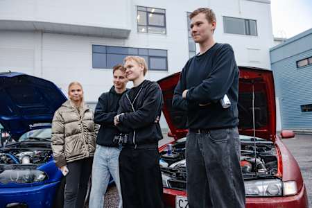 Oikealla Eemeli Häyhä