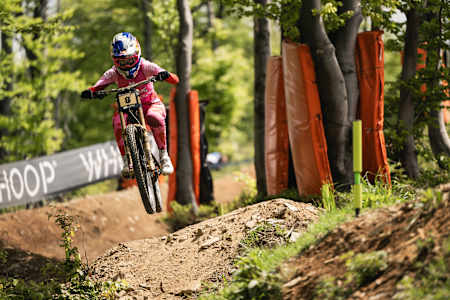 Tahnee Seagrave vliegt over de trails