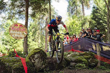 Martin Vidaurre over de Red Bull Roots & Rolls trail