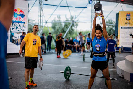 Κριτές και αθλητές in action στο Red Bull Gym Clash World Final