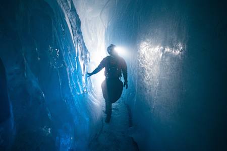 Für Adrian Mattern war es eine besondere Erfahrung auf einem Gletscher zu stehen, dessen Eis eines Tages zu einem Fluss wird. Er befindet sich im Natureispalast am Hintertuxer Gletscher.