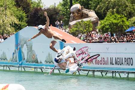 Pollo Castillo y Sammis Reyes en su bici “La Lactoneta”