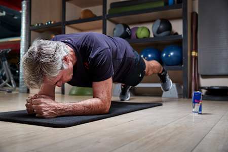 Карлос Сайнс стоит в планке