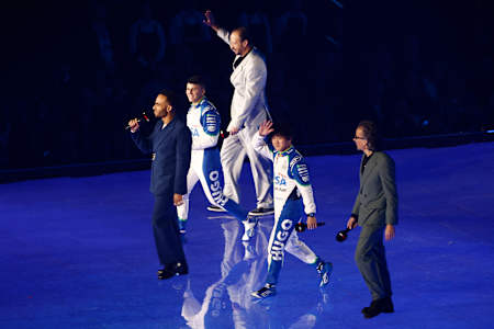 A equipa da Visa Cash App RB subiu ao palco, onde Yuki Tsunoda, o diretor executivo da Isack Hadjar, Peter Bayer, e o chefe de equipa, Laurent Mekies, se juntaram à comediante Munya Chawawa