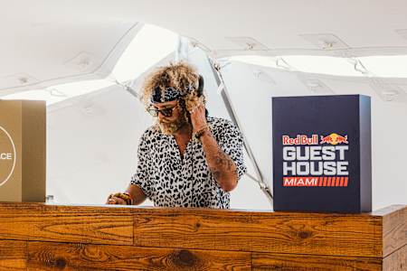 Диджей играет на Space Yoga в Майами, 2022