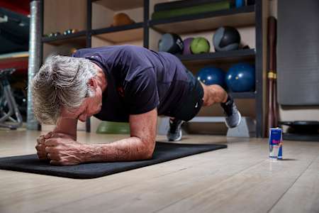 Carlos Sainz в планке на тренировке