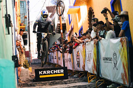 Tomáš Slavík conquers the steep streets of Guanajuato during the 2024 Red Bull Guanajuato Cerro Abajo, thrilling spectators with an unforgettable performance