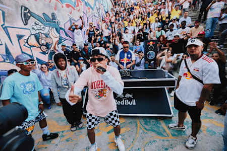 Valles T energiza a la multitud durante el cíter de la Final Nacional de la Red Bull Batalla en la Comuna 13, Medellín, Colombia, el 29 de junio de 2023