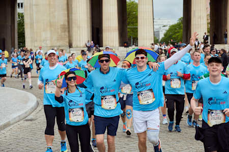 Regenschutz auf dem Kopf und Freund:in in den Armen