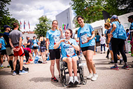 Udeleženci v Ljubljani (Slovenija) na svetovnem teku Wings for Life 2025, ki slavi odpornost in vključenost, pokažejo enotnost in navdušenje