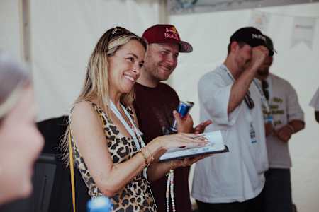 Marina Hoermanseder und Dennis Zenz checken die Tandems der Teams