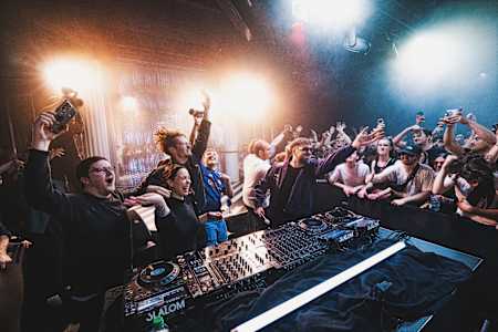 Les DJs Ava Mind et Asdek derrière les platines au Slalom de Lille.