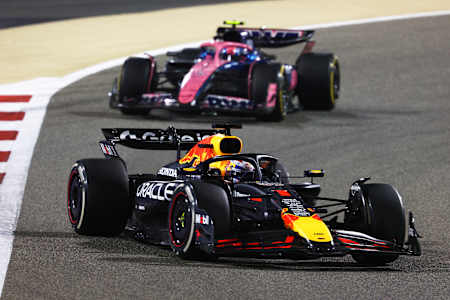 Verstappen met een kleine voorsprong op een Alpine