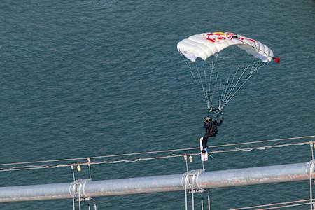 Sean MacCormac skysurfs the San Francisco Bay Bridge 