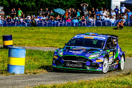 Armstrong excelled by mounting big pressure on home hero Kopecký