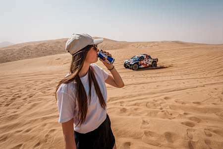 RED BULL ir dykumoje yra RED BULL