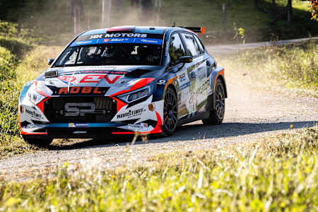 Simon Wagner's hopes ended against a rockface on SS2