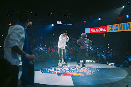 Horus y Marithea durante la Final Nacional de Red Bull Batalla Colombia