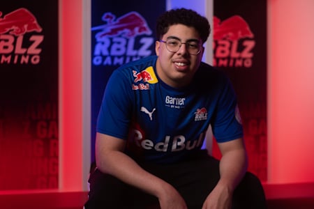 RBLZ_GuiBarros grinsend beim Fotoshoot von RBLZ Gaming.